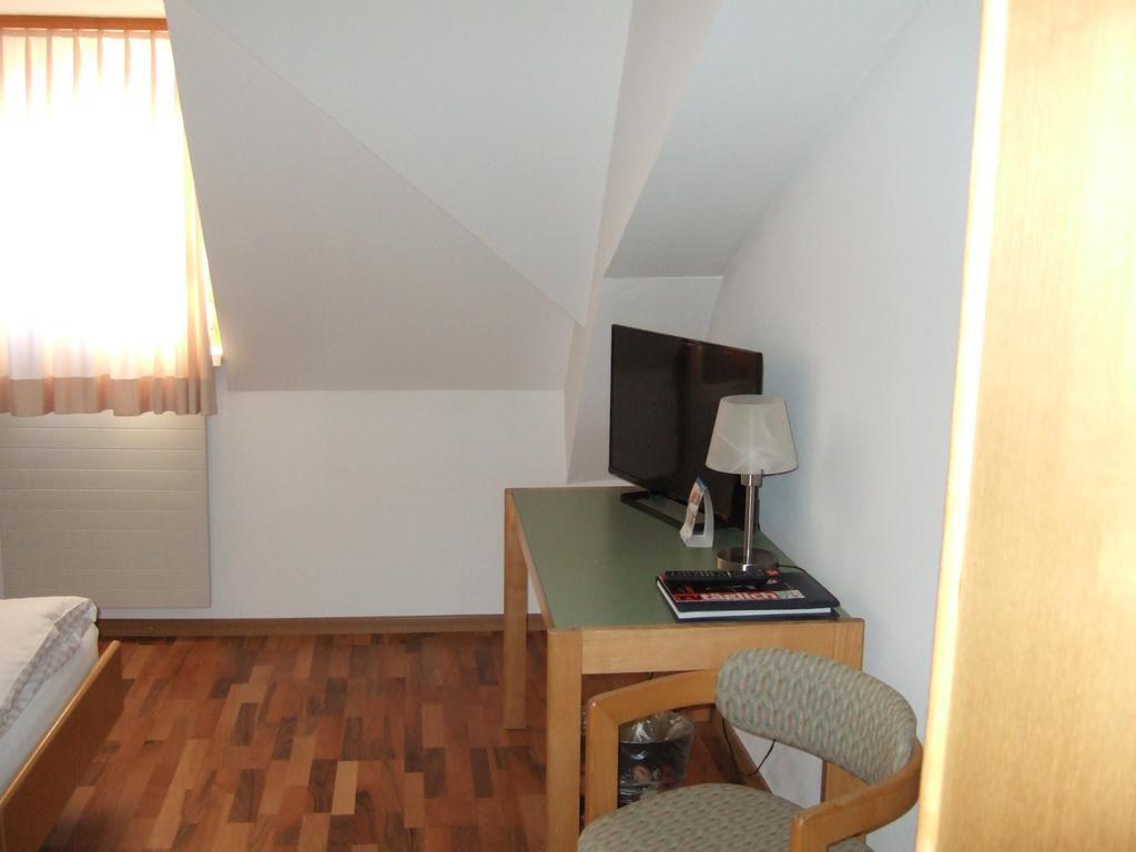 Gasthaus Zur Sonne Aesch  Exteriör bild
